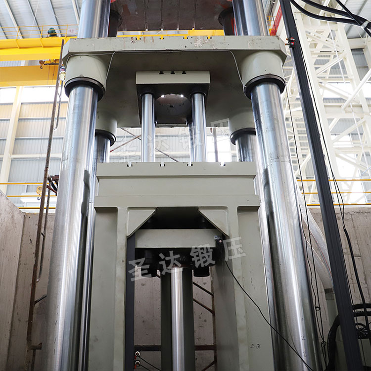 800噸四梁四柱液壓機機身細節 800噸四梁四柱液壓機機身細節